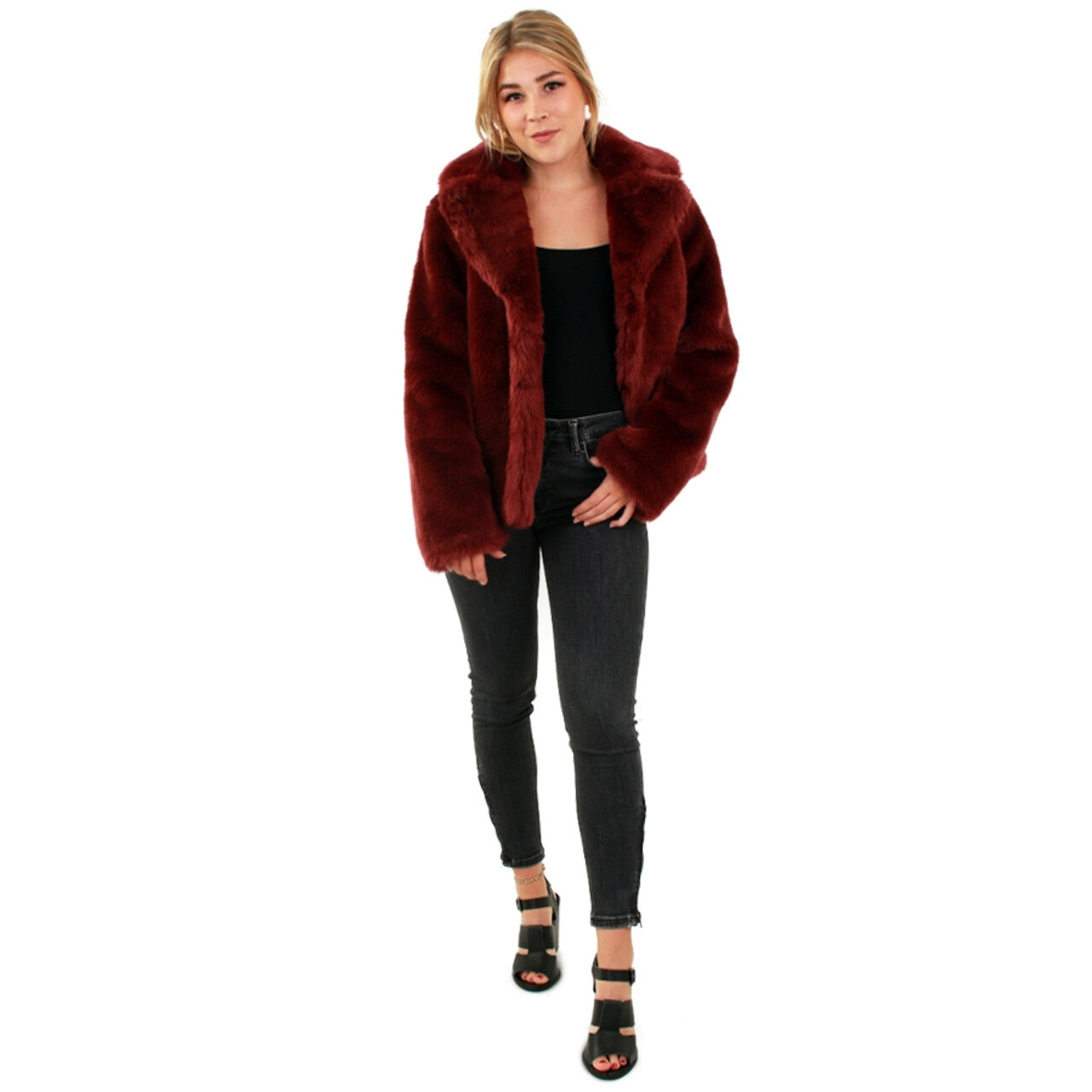 Op deze afbeelding zie je een Kostuums, van het merk PartyXplosion. Deftige Bontjas Bordeaux Rood Vrouw