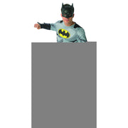 Op deze afbeelding zie je een Kostuums, van het merk Rubies. Recht Op Het Batsignaal Af Batman Kostuum
