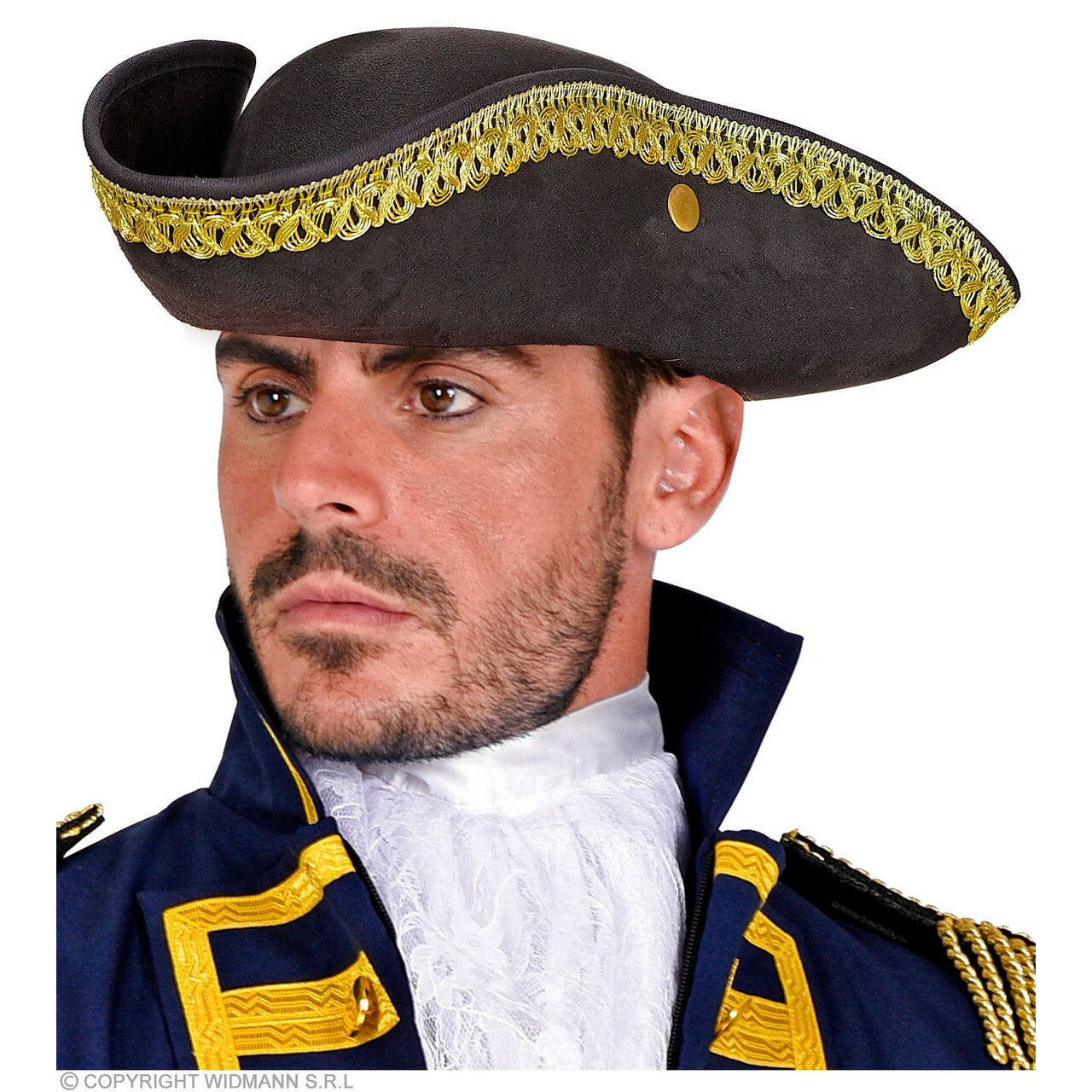 Op deze afbeelding zie je een Accessoires, van het merk Widmann. Driesteek Musketier Suedelook Zwart