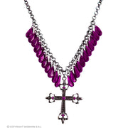 Op deze afbeelding zie je een Accessoires, van het merk Widmann. Paarse Steentjes Met Kruis Ketting