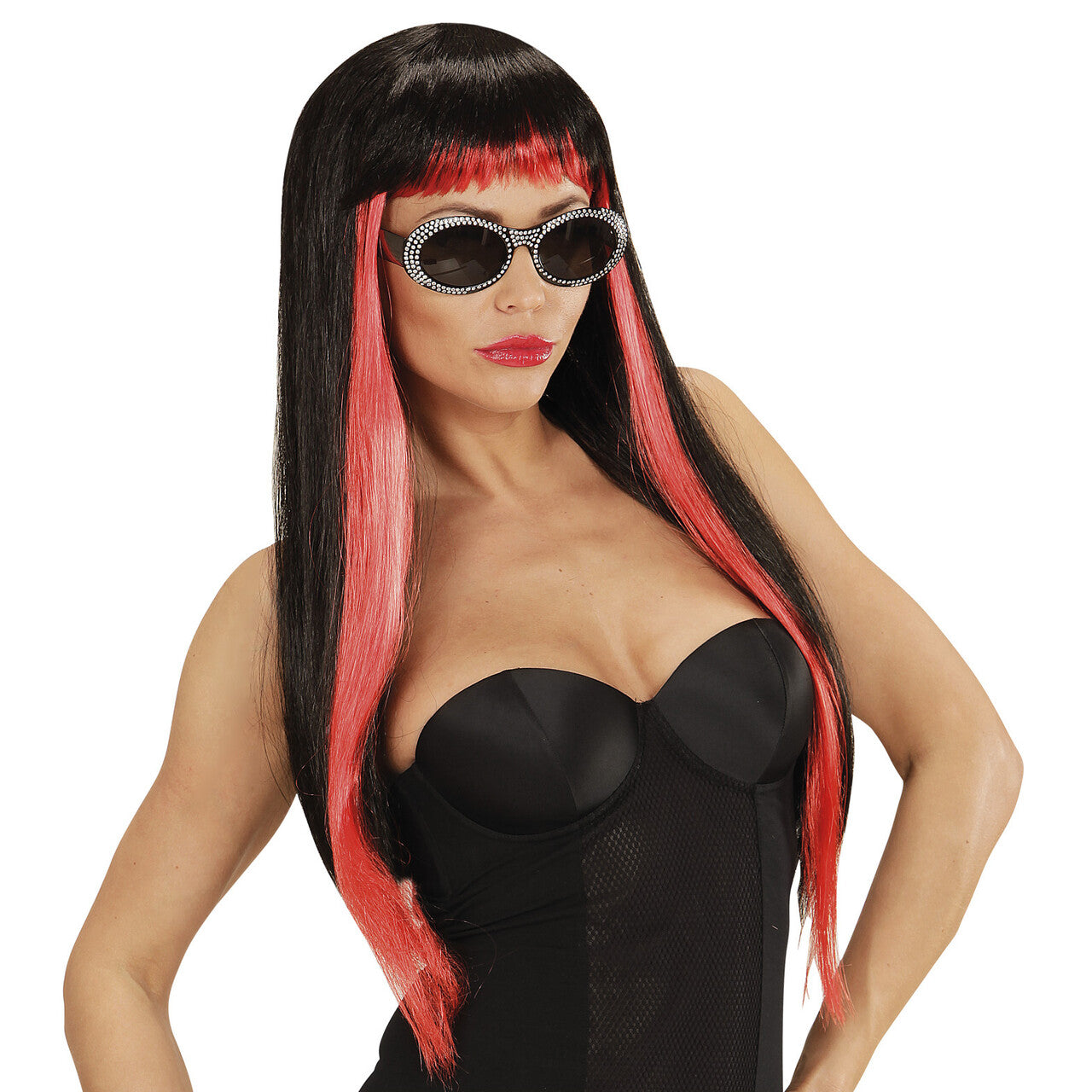 Op deze afbeelding zie je een Accessoires, van het merk Widmann. Halloween Pruik, Glamour Gothic Zwart / Rood