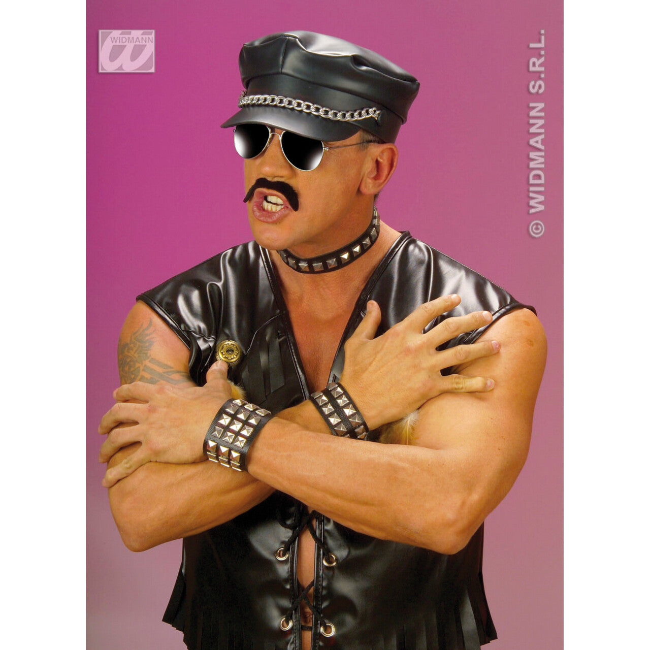 Op deze afbeelding zie je een Accessoires, van het merk Widmann. Armband Met 3 Lagen Spijkers Biker