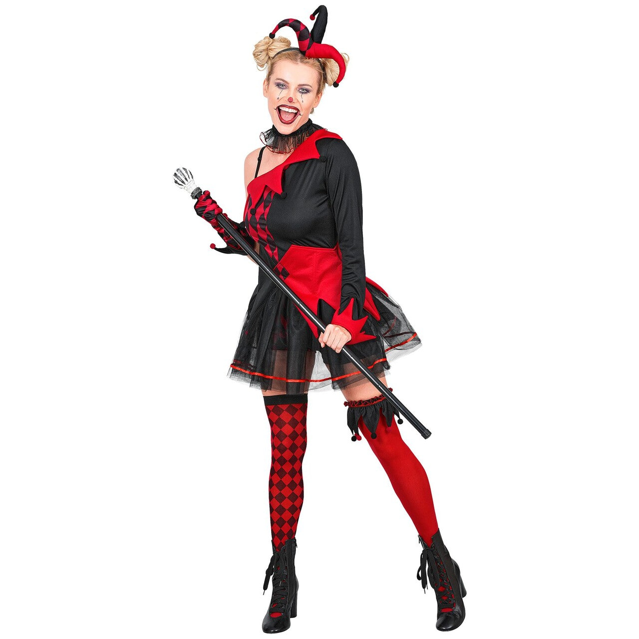 Op deze afbeelding zie je een Kostuums, van het merk Widmann. Evil Lady Jester Vrouw Kostuum