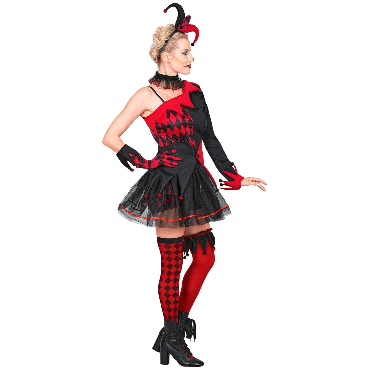 Op deze afbeelding zie je een Kostuums, van het merk Widmann. Evil Lady Jester Vrouw Kostuum