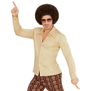 Op deze afbeelding zie je een Kostuums, van het merk Widmann. Groovy Garry 70s Heren Shirt, Beige Man