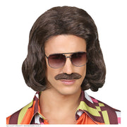 Op deze afbeelding zie je een Accessoires, van het merk Widmann. Foute 70s Dandy Pruik En Snor Bruin