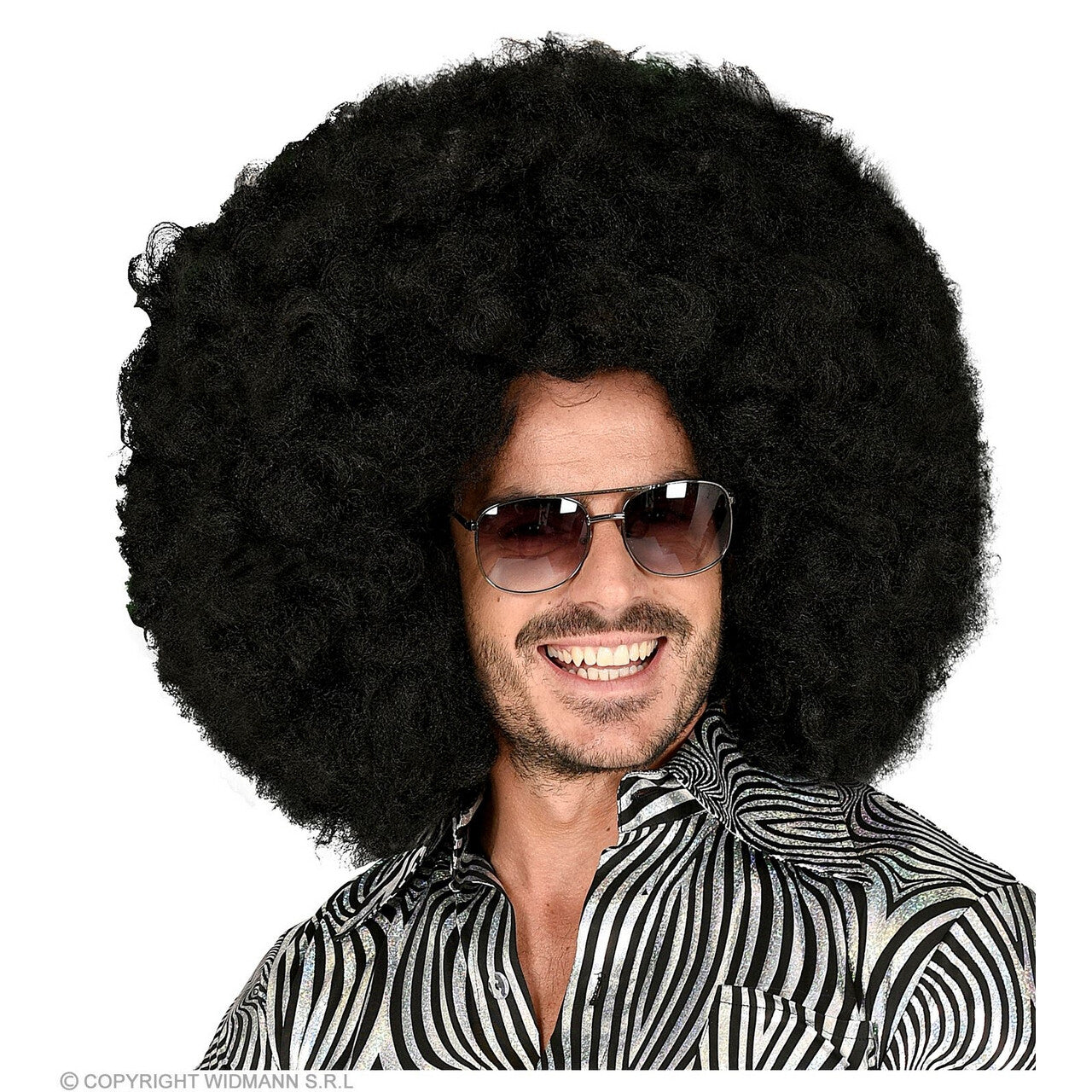 Op deze afbeelding zie je een Accessoires, van het merk Widmann. Gigantisch Grote Afro Disco Pruik Zwart Tito