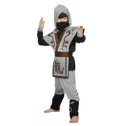 Op deze afbeelding zie je een Kostuums, van het merk Wilbers. Ninja Dolle Draak Grijs Jongen Kostuum