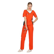 Op deze afbeelding zie je een Kostuums, van het merk Wilbers. Oranje Jailbird Guantanamo Vrouw Kostuum