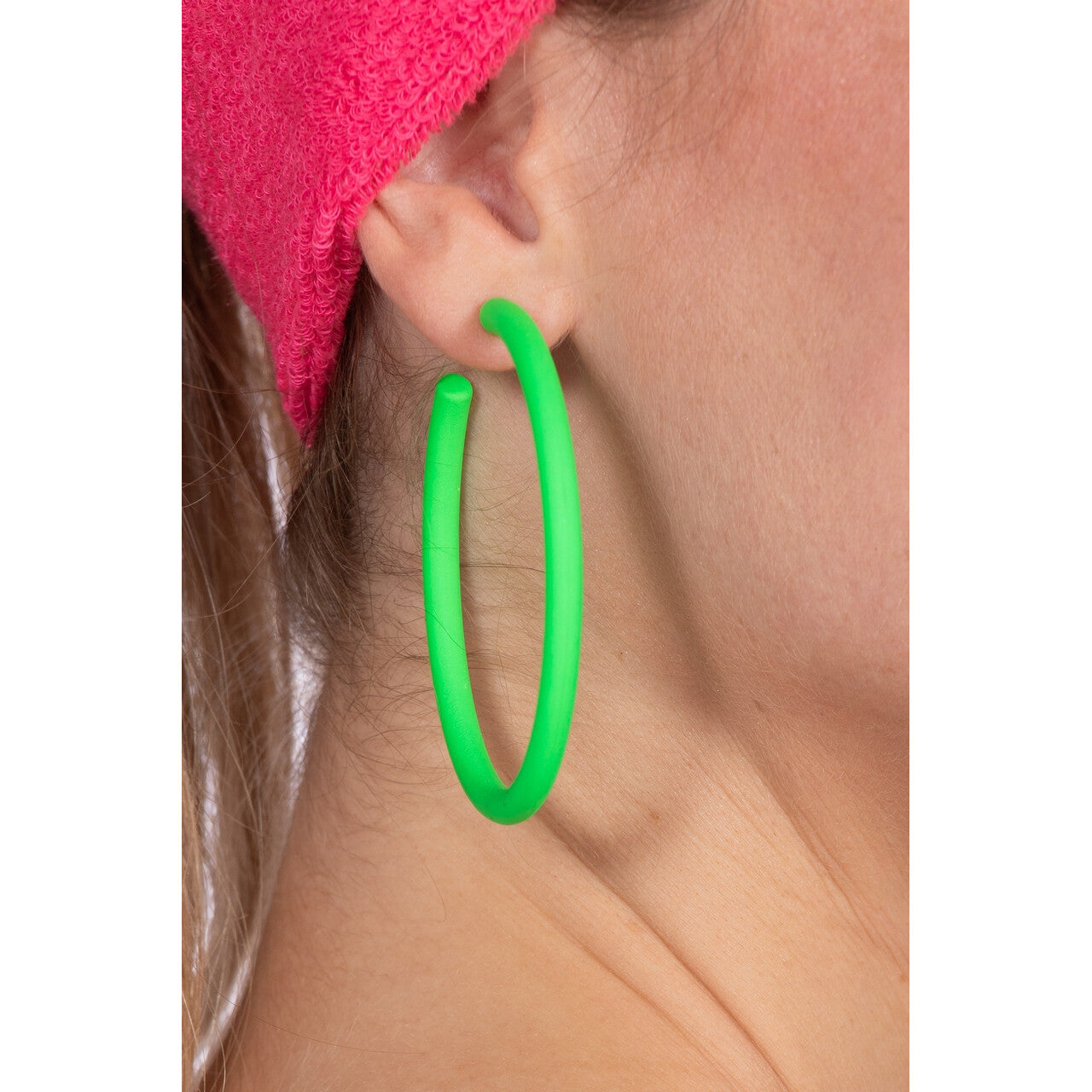 Op deze afbeelding zie je een Accessoires, van het merk Wilbers. Oorringen Neon Disco Green