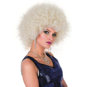 Op deze afbeelding zie je een Accessoires, van het merk Wilbers. Grote Blonde Diva Afro Pruik